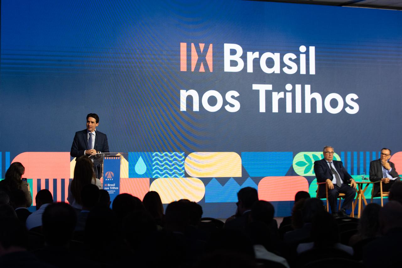 Silvio Costa Filho, defendeu nesta quarta-feira (1), no evento IX Brasil nos trilhos, o uso de recursos do Fundo da Marinha Mercante (FMM) em projetos ferroviários que operem nas poligonais dos portos brasileiros