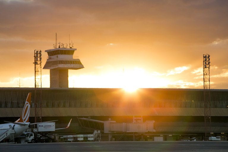Sem uso de recursos públicos, o programa oferece passagens aéreas de até R$ 200 a aposentados do INSS que não viajaram nos últimos 12 meses