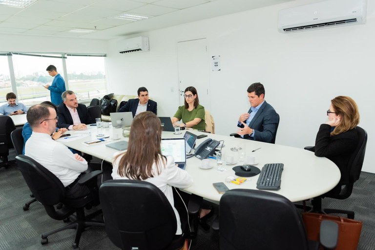 O AmpliAR prevê investimentos privados de mais de R$ 5 bilhões, com a meta de modernizar até 100 aeroportos em todo o país.