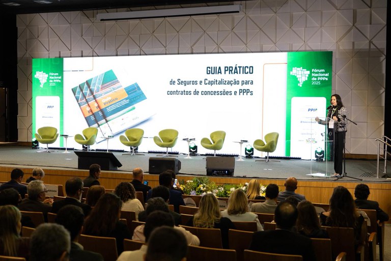 Diretora de Assuntos Econômicos do MPor, Helena Venceslau, apresenta Guia Prático de Seguros e Capitalização para Concessões e PPPs durante o Fórum Nacional de PPPs 2025. Foto: Jonilton Lima/MPor
