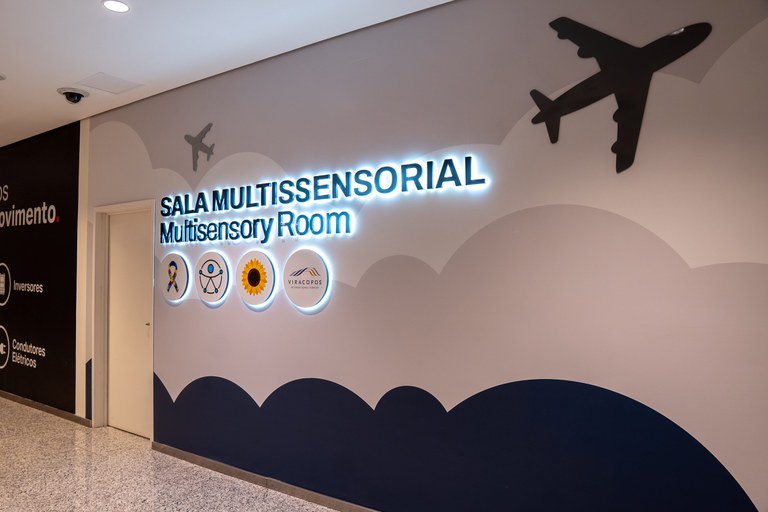 A Sala Multissensorial conta com iluminação suave, sons relaxantes, materiais táteis, aromaterapia, projeções e mobiliário voltado à regulação sensorial.