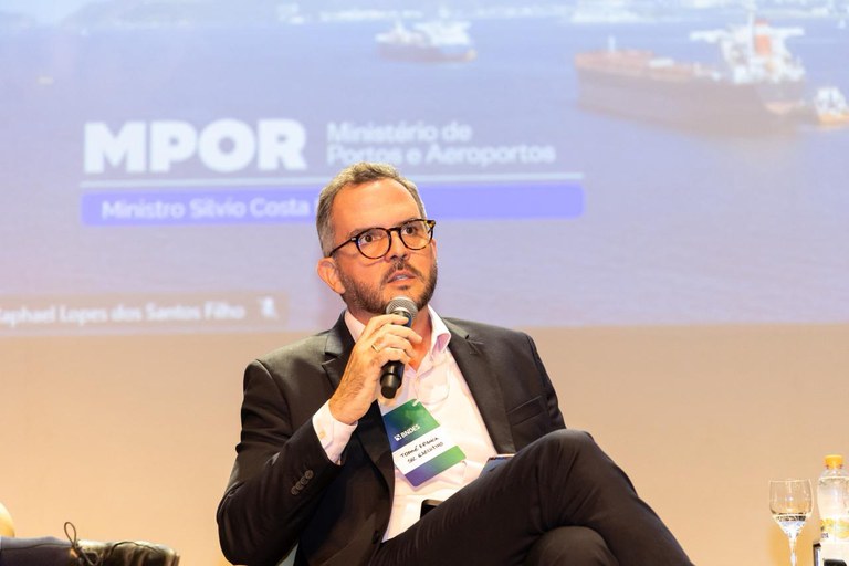 secretário sentado.jpeg