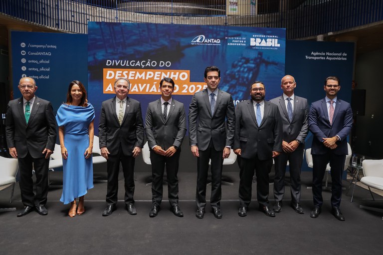 Portos brasileiros movimentam 1,4 bilhão de toneladas em 2025 e batem recorde histórico