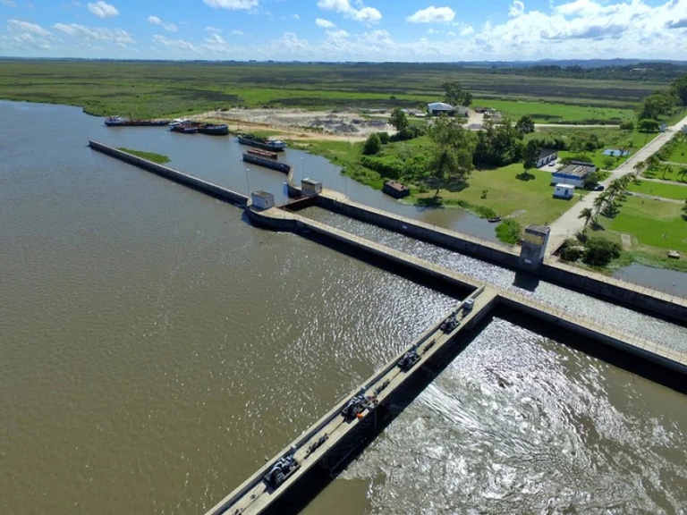 A dragagem mantém a profundidade adequada dos canais de navegação