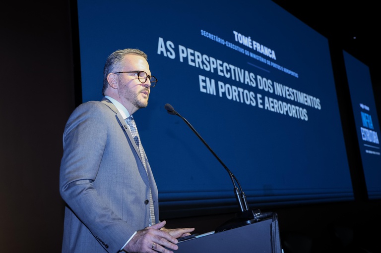 Durante o evento, Tomé Franca apresentou o painel “As perspectivas dos investimentos em portos e aeroportos”