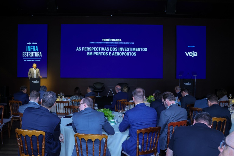 Durante o evento, Tomé Franca apresentou o painel “As perspectivas dos investimentos em portos e aeroportos”