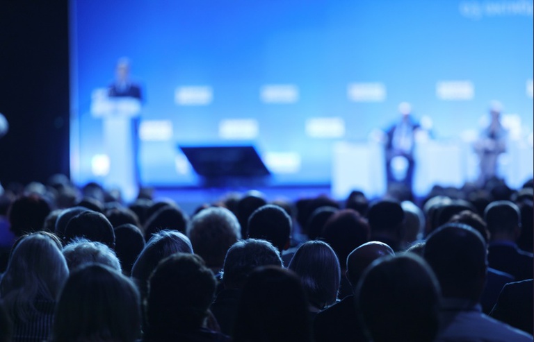 O leilão, frequentemente realizado na Bolsa de Valores (B3), é o momento em que a iniciativa privada apresenta suas propostas