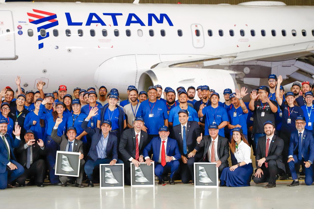 Presidente Lula e Ministro Silvio durante visita ao centro de manutenção da Latam.jpeg