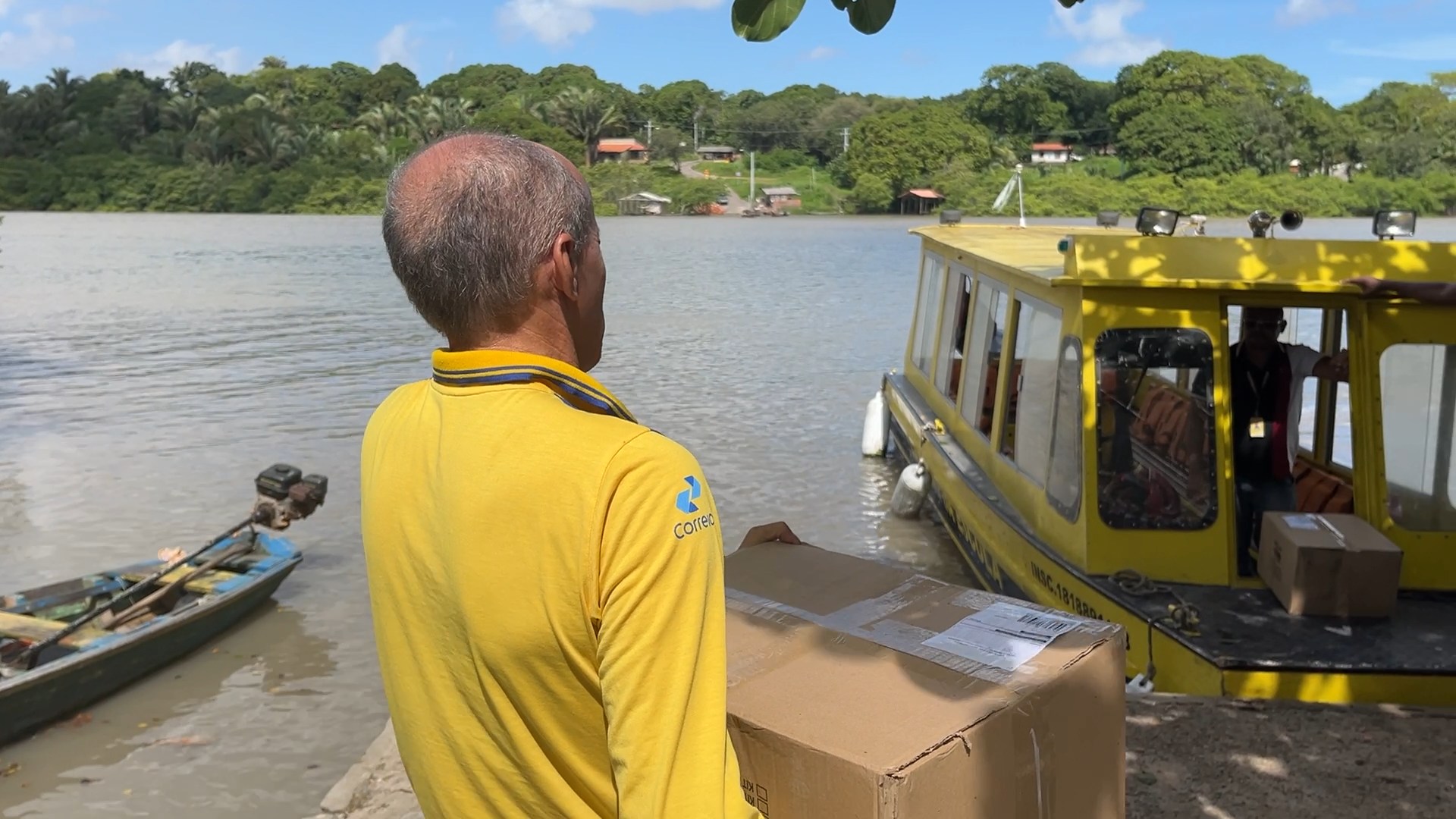 Funcionário dos Correios no Rio Amazonas