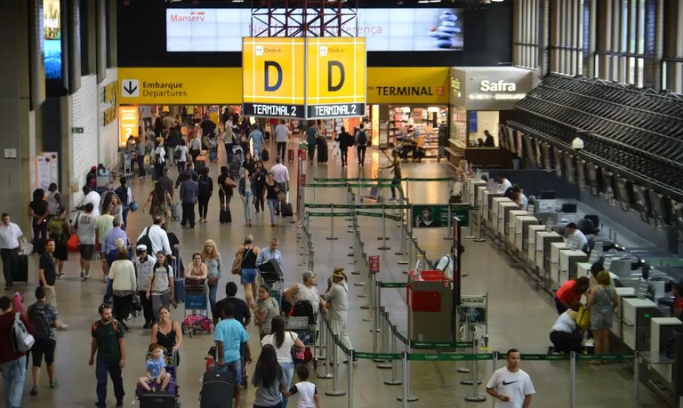 Pessoas se deslocando no aeroporto