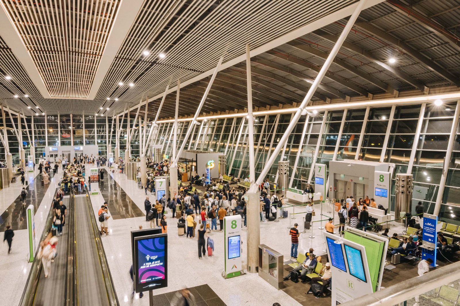 Vista interna do Aeroporto de Brasília, mostra sala de embarque vista do alto.
