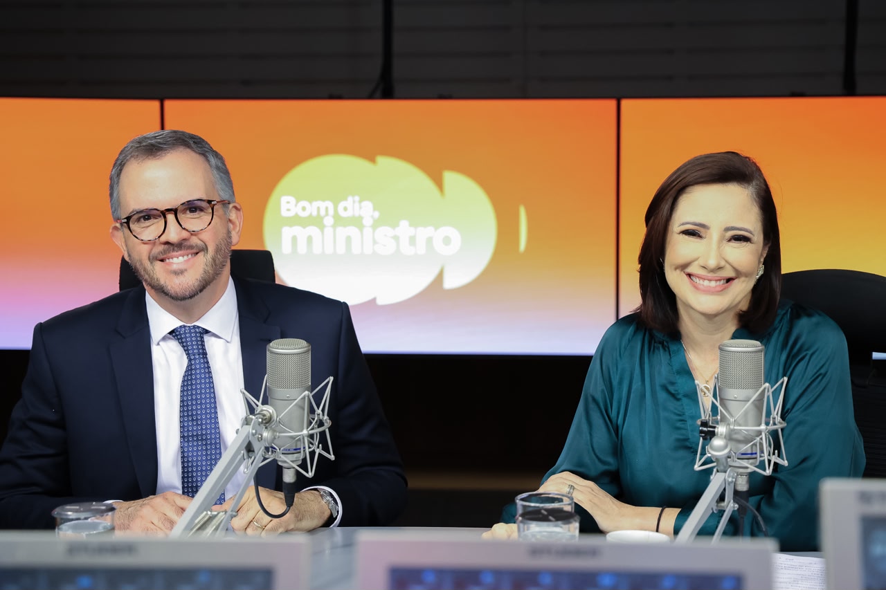Imagem com o ministro Tomé Franca ao lado da apresentadora da EBC, Karine Melo.