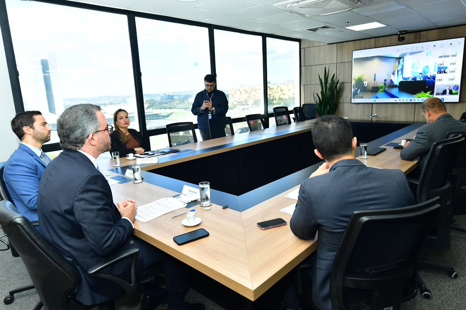 Sala de reuniões com ministro  e assessores.