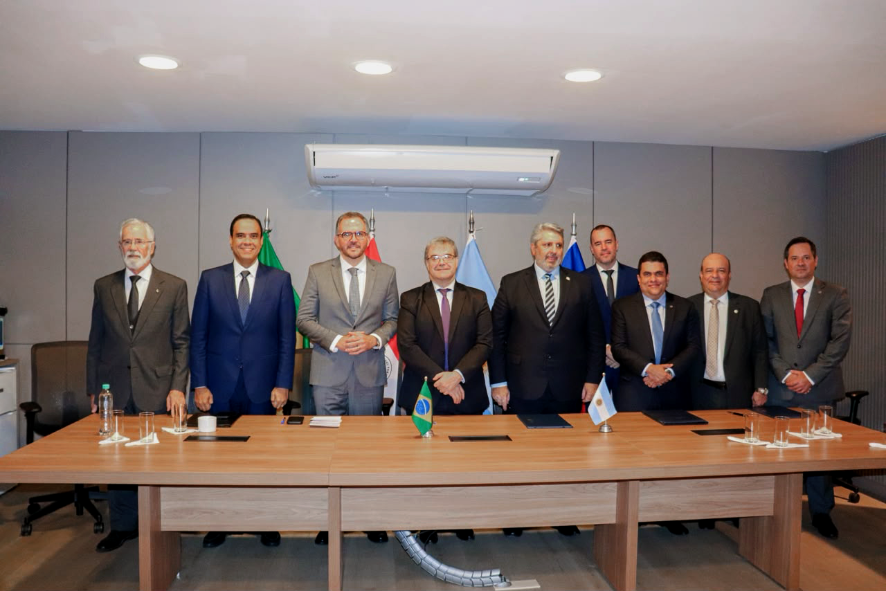 Autoridades posam em frete a mesa