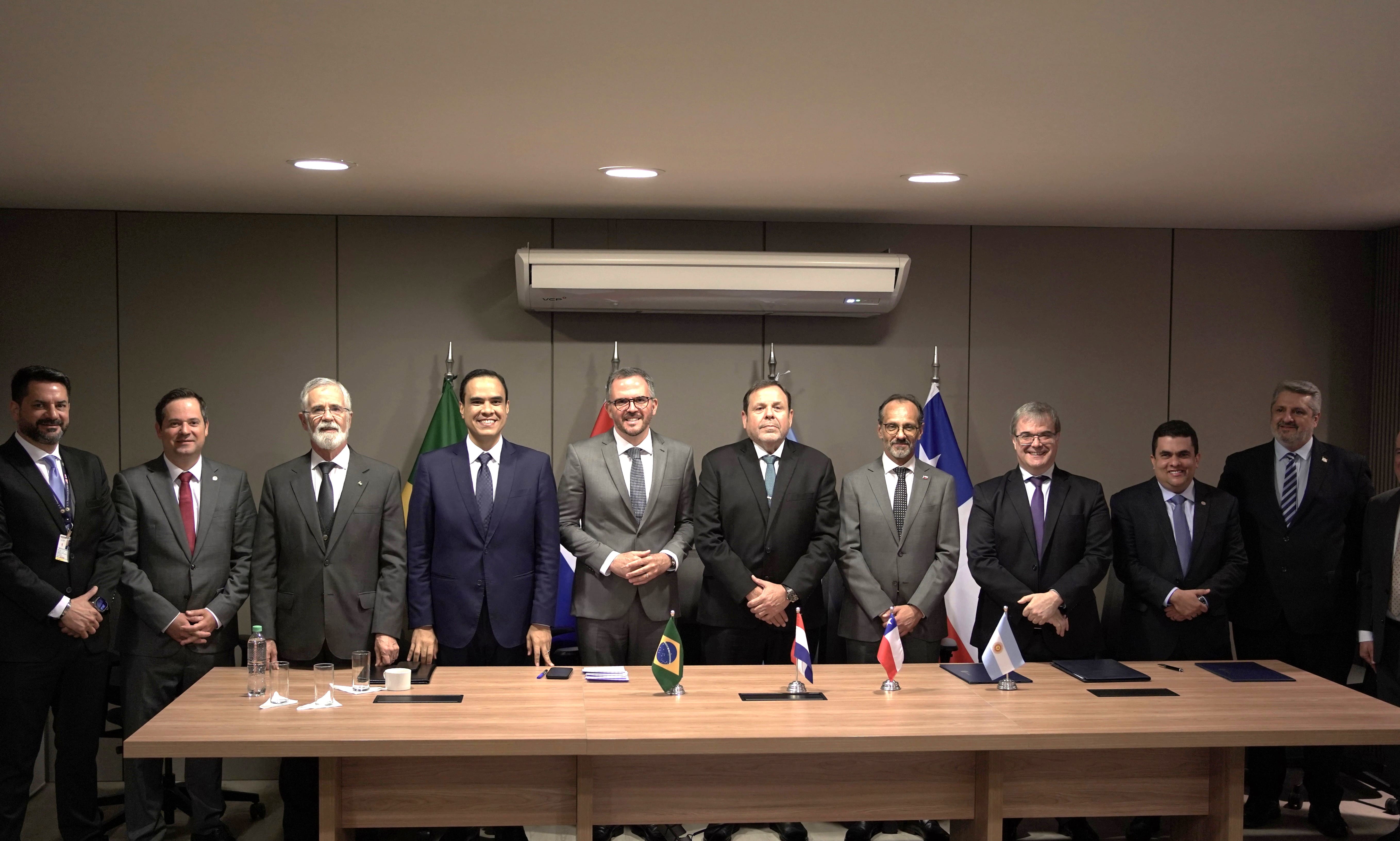 Brasil assina memorando que promove integração aérea na América do Sul