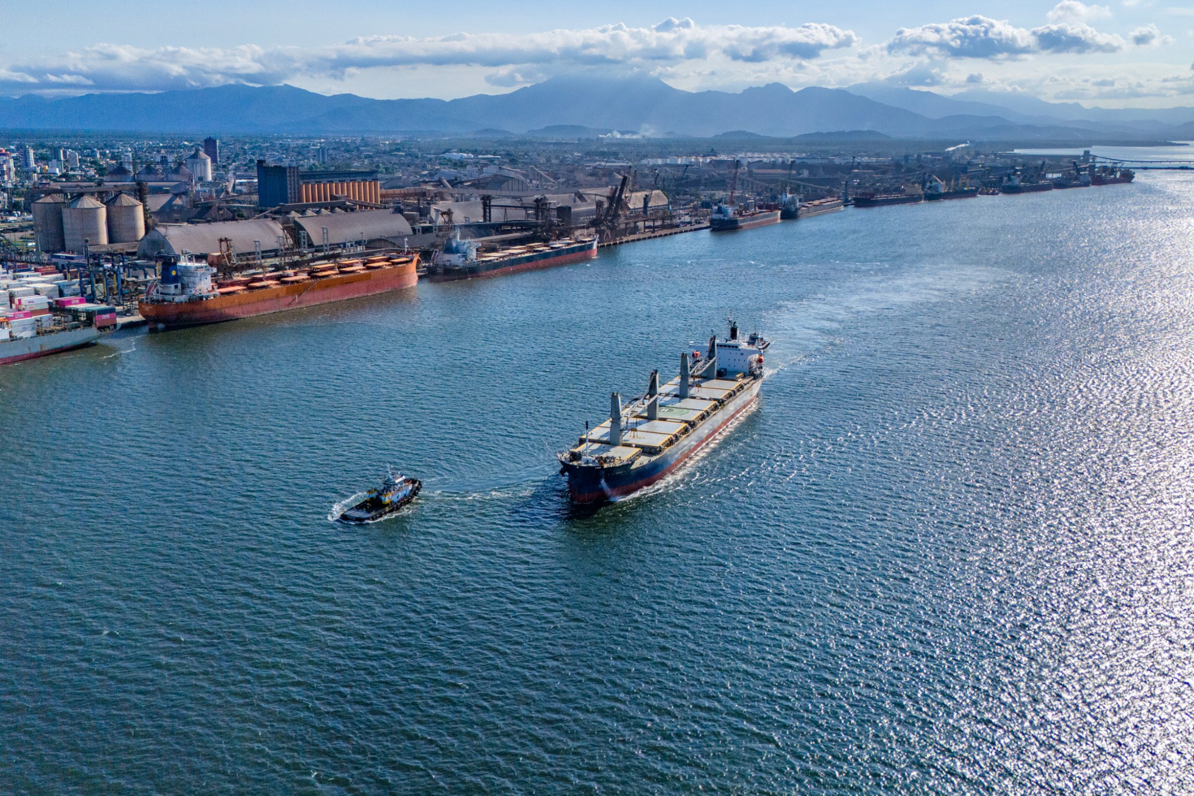 Navio-em-área-portuária-acompanhado-por-uma-lancha