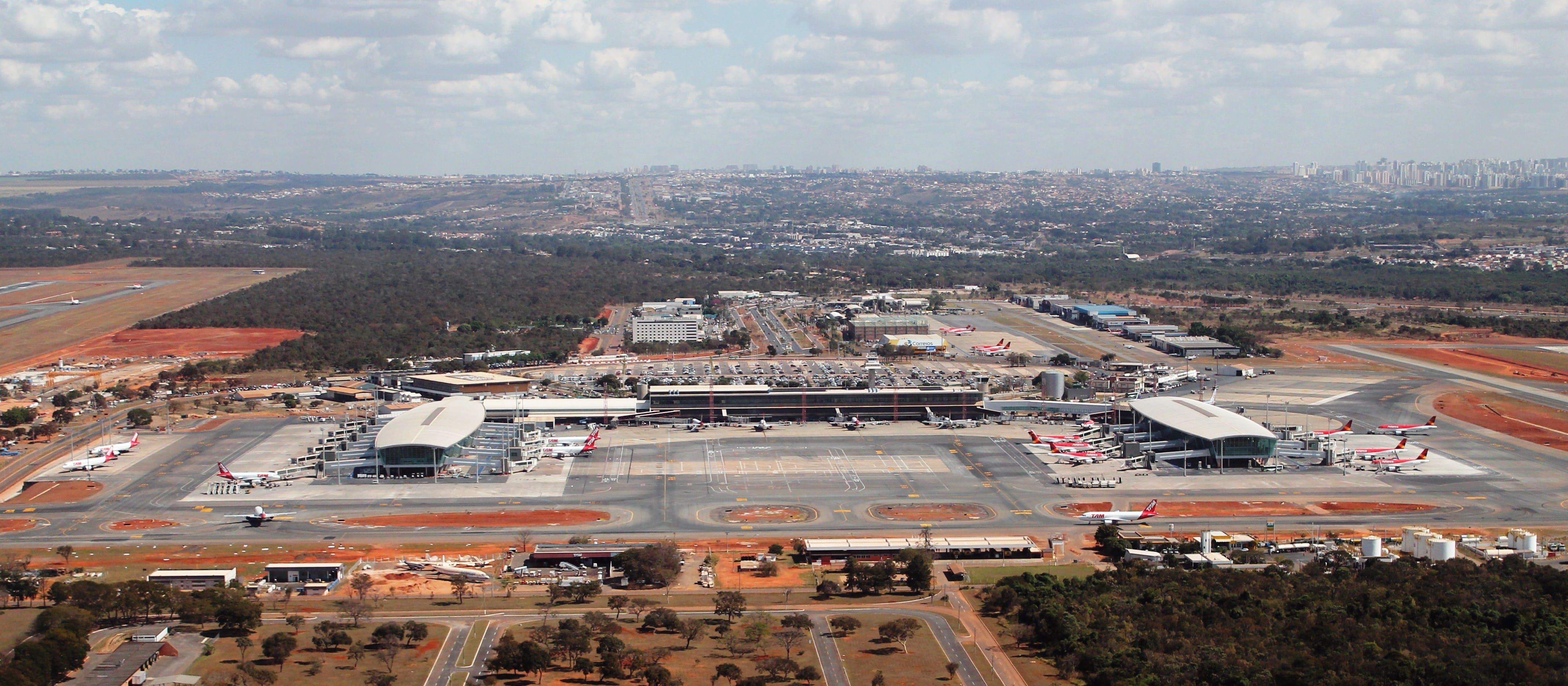 Foto aérea mostra o aeroporto de Brasília