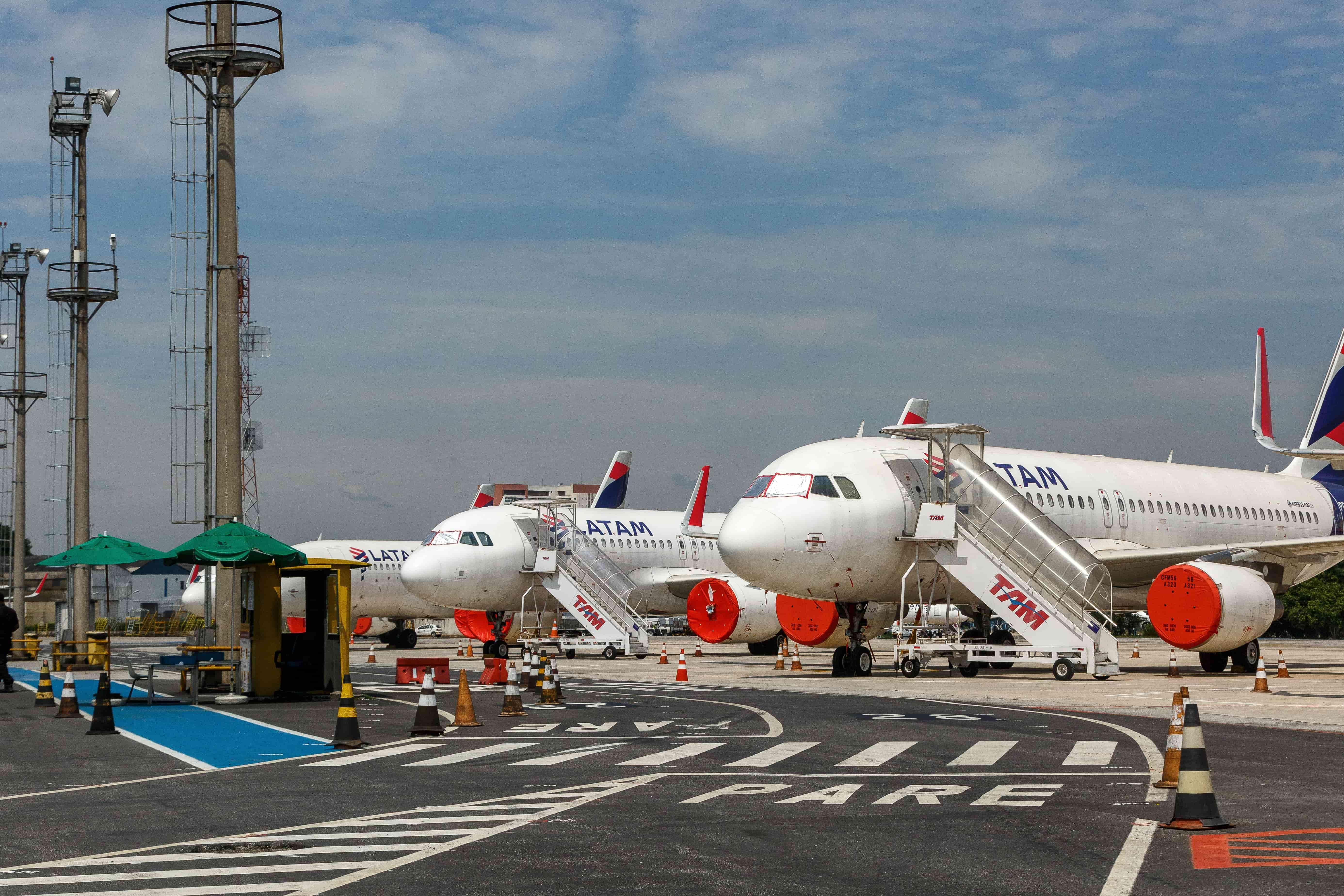 Pátio de Aeronaves com aviões estacionados.