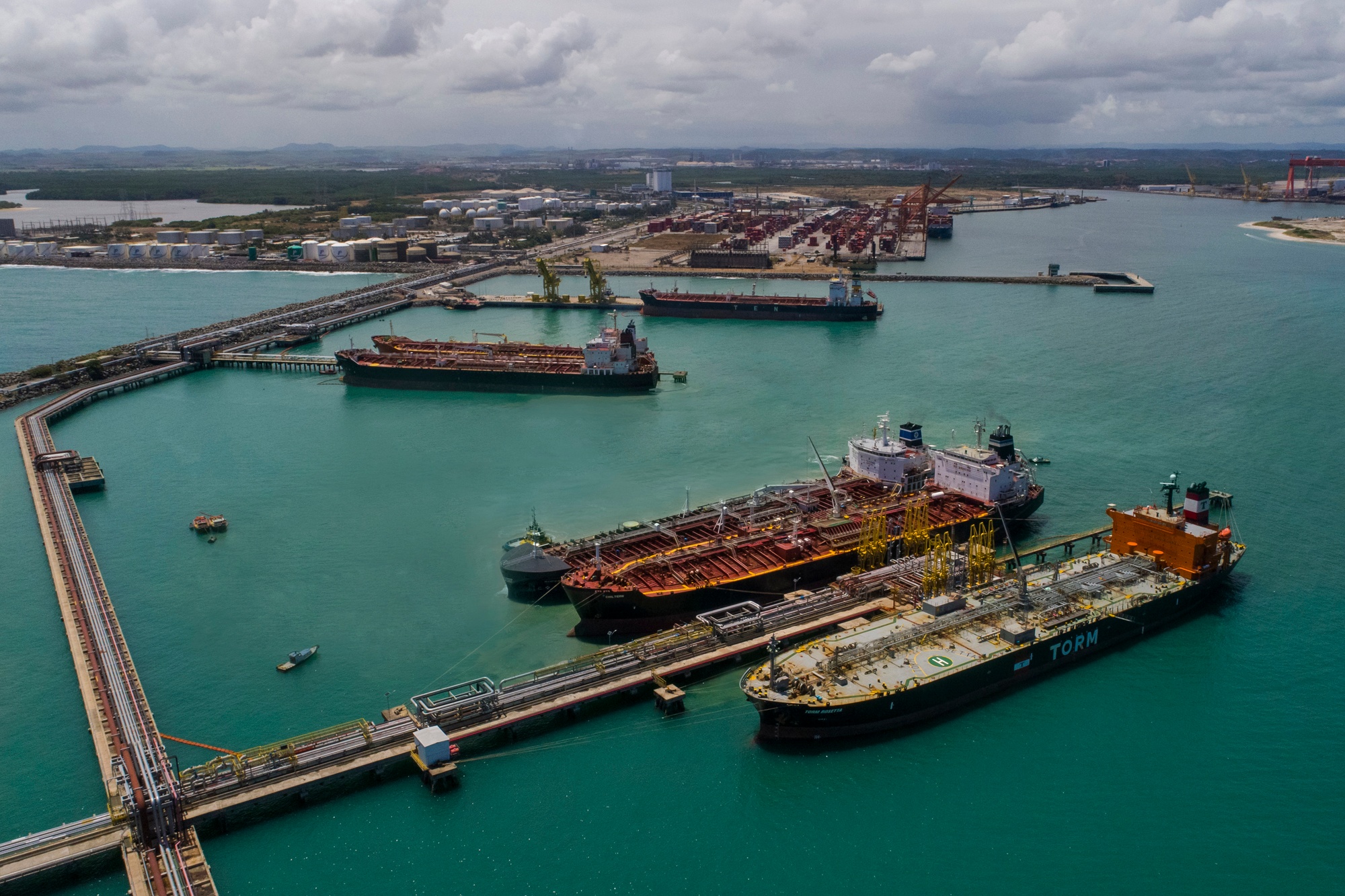Imagem de navios atracados no Porto de Suape (PE)