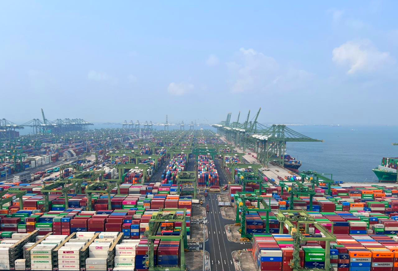 Imagem panorâmica de porto em Singapura.