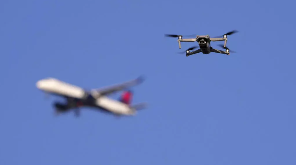 imagem de um avião e um drone