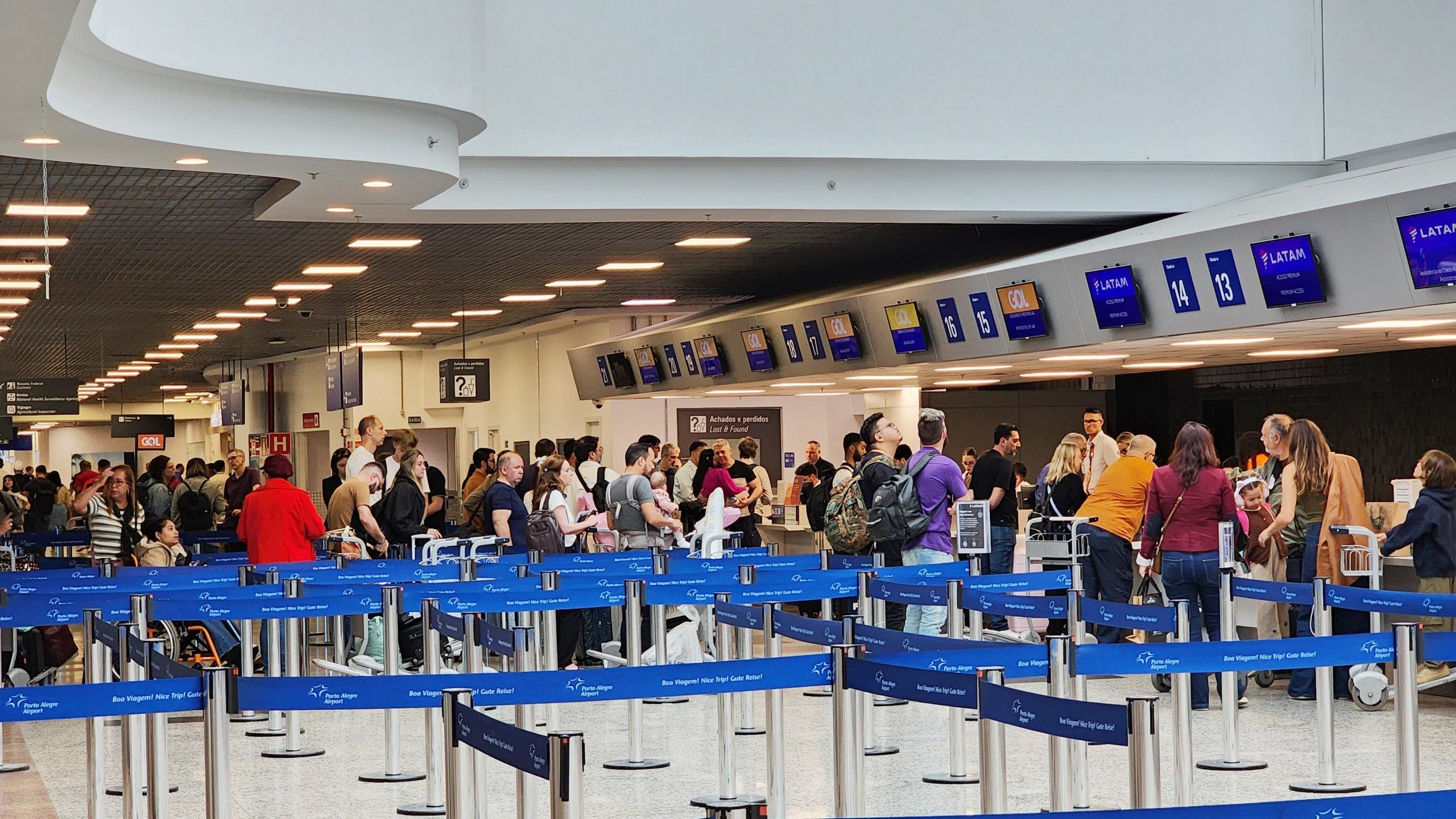 fotografia do saguão de embarque do aeroporto de Porto Alegre, mostrando a área de filas para atendimento nos balcões das companhias aéreas.