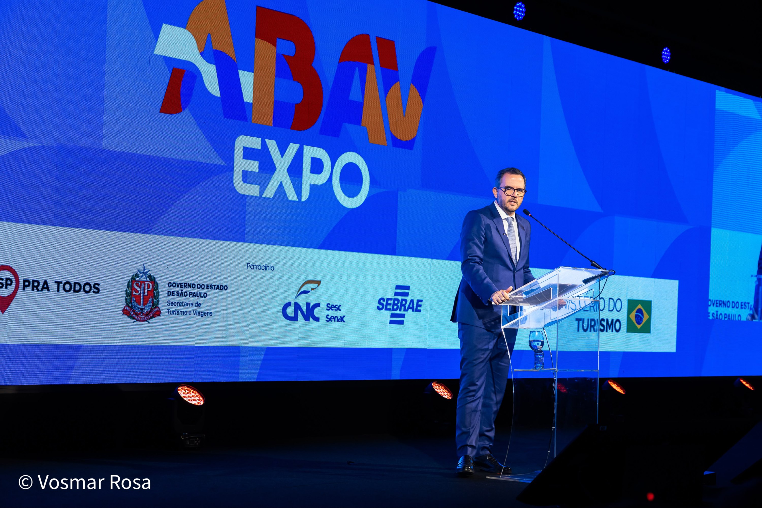 Ministro Tomé Franca no palco da ABAV Expo 2026