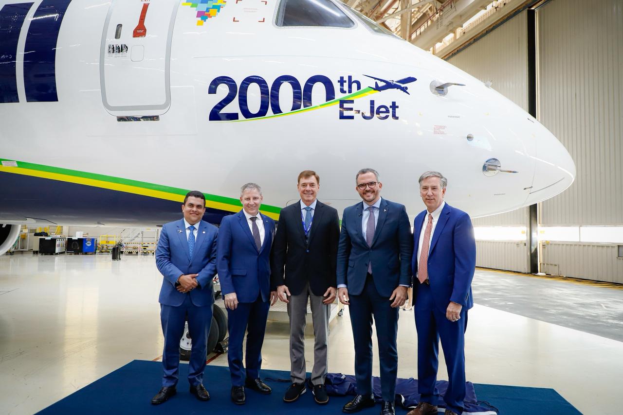 imagem do ministro e representantes do setor aéreo ao lado da aeronave E-Jet