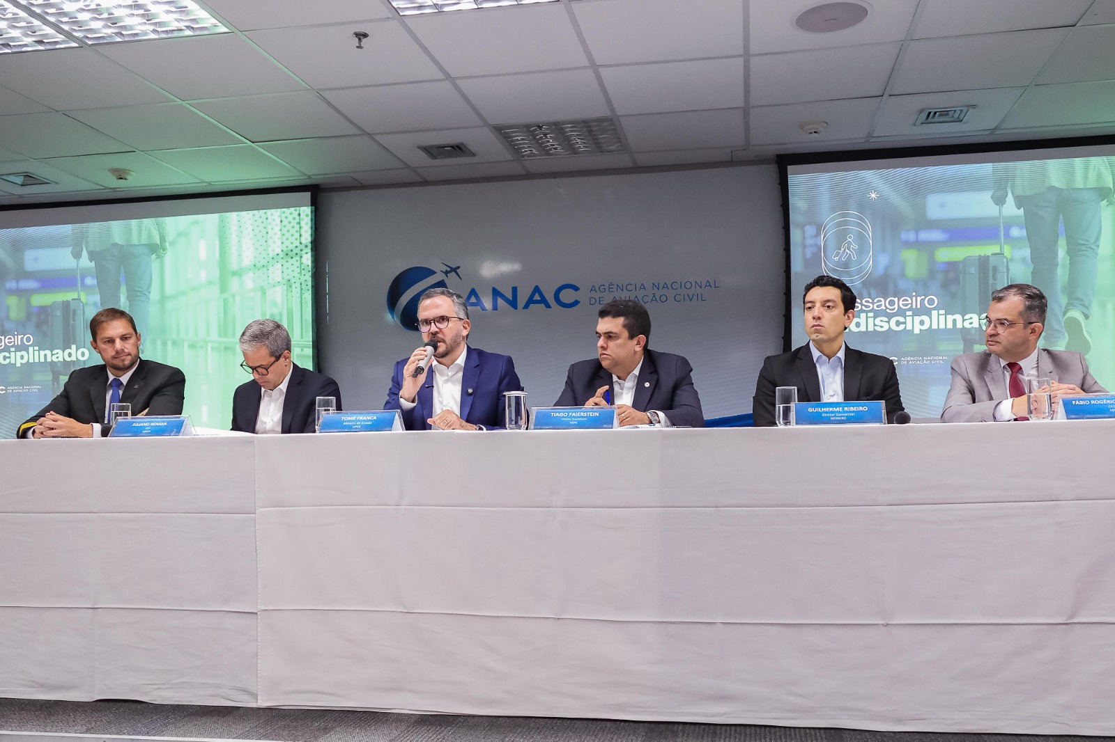 Seis autoridades participam de evento na sede da ANAC, em Brasília.