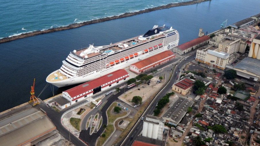 Navio atracado no porto