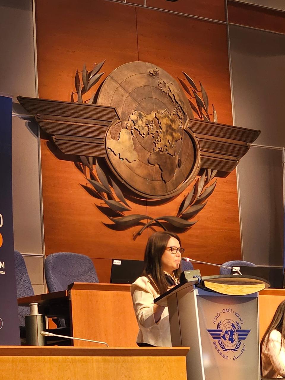 Karla Santos discursa na plenária da Oaci.