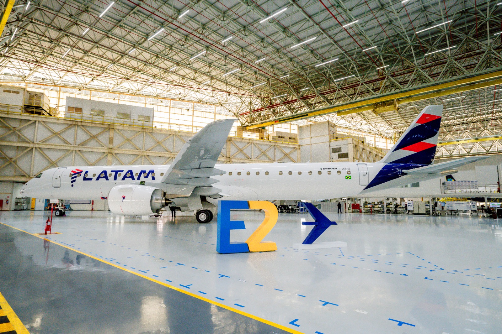 Foto mostra a aeronave E195-E2 com as pinturas da Latam.