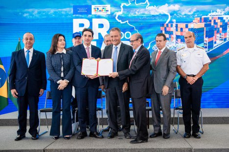 Governo assina decreto que regulamenta a cabotagem no Brasil