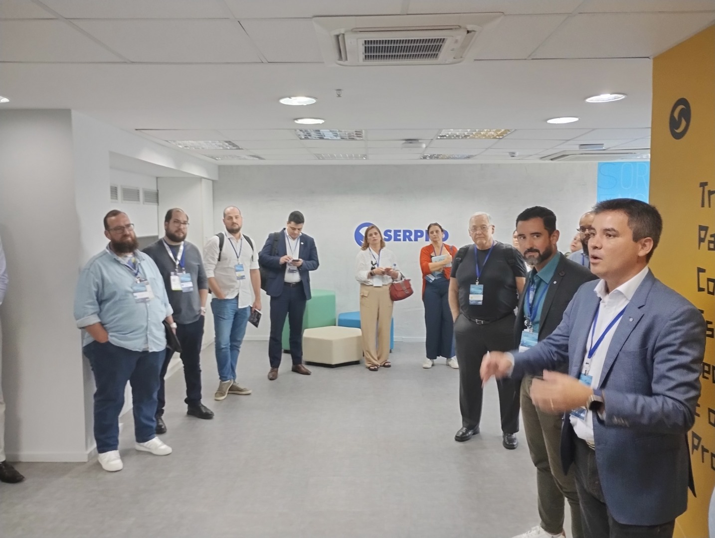 Público acompanhando palestra