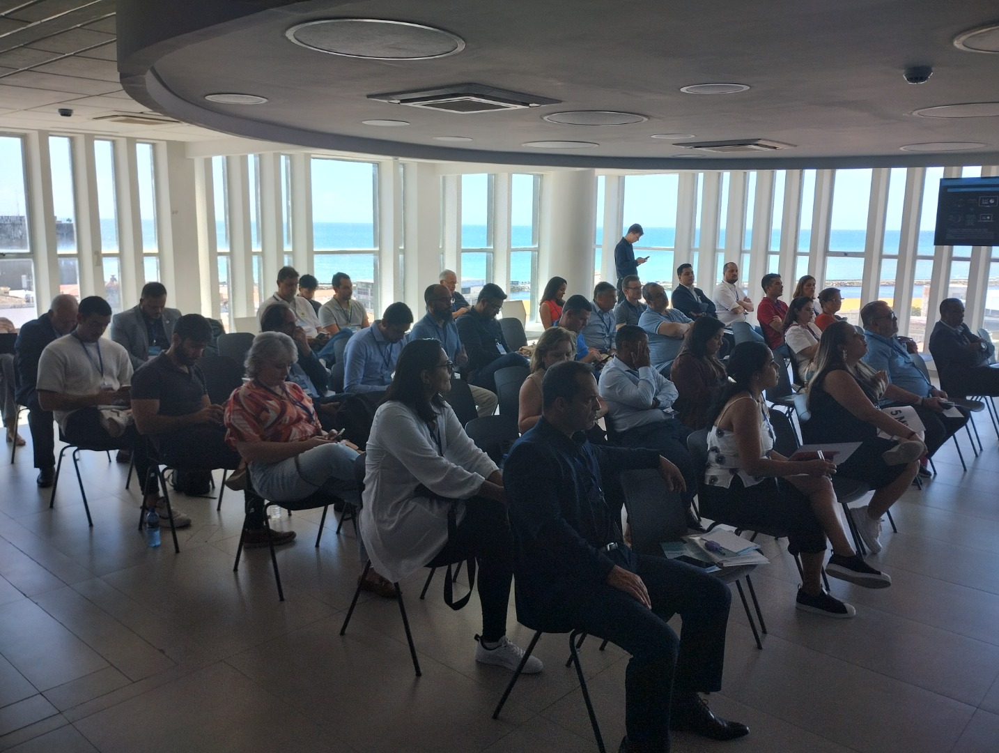 Autoridades e profissionais do setor portuário participam de sessão técnica sobre soluções inovadoras.