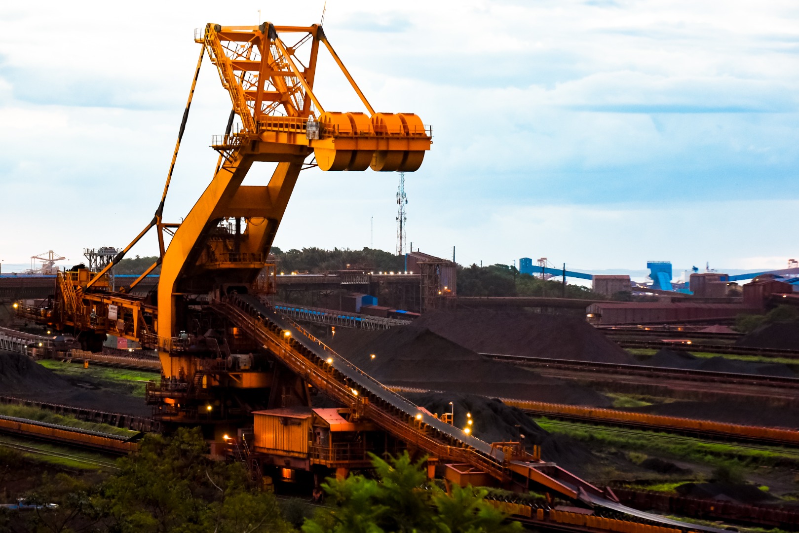 Máquina de grande porte em operação no Terminal da Mineradora Vale