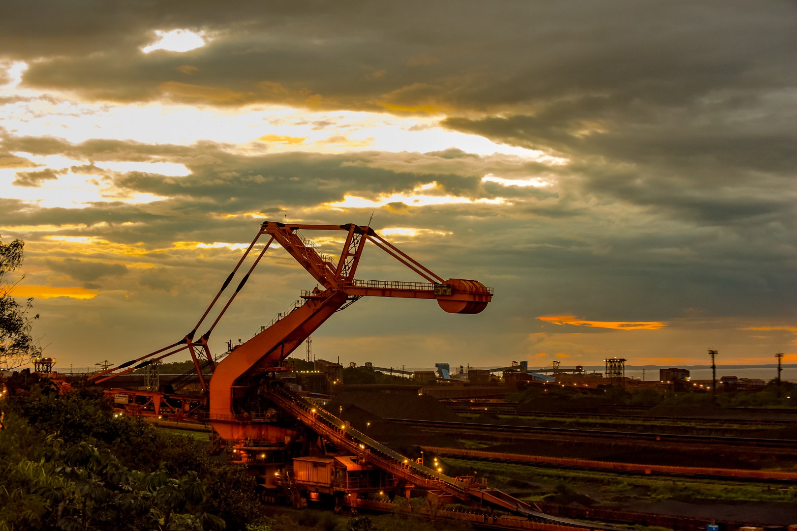 Vista ampla do Terminal da Mineradora Vale ao entardecer