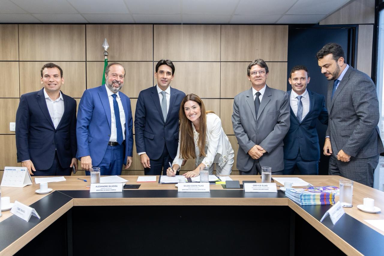 Ministro assina Termo de Compromisso para modernização do Aeroporto de Varginha