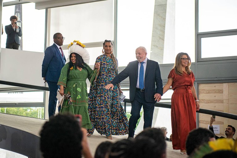 Sonia Guajajara é empossada Ministra de Estado dos Povos Indígenas do Brasil