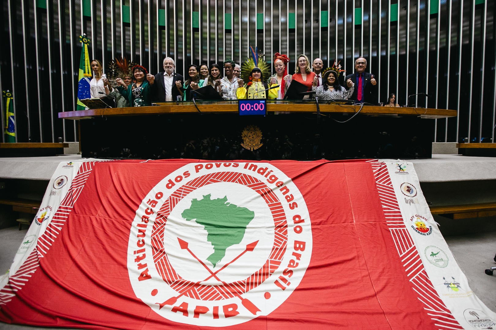 Durante ato de celebração dos 20 anos do Acampamento Terra Livre, centenas de representantes e lideranças transformaram o Plenário da Câmara dos Deputados em assembleia indígena