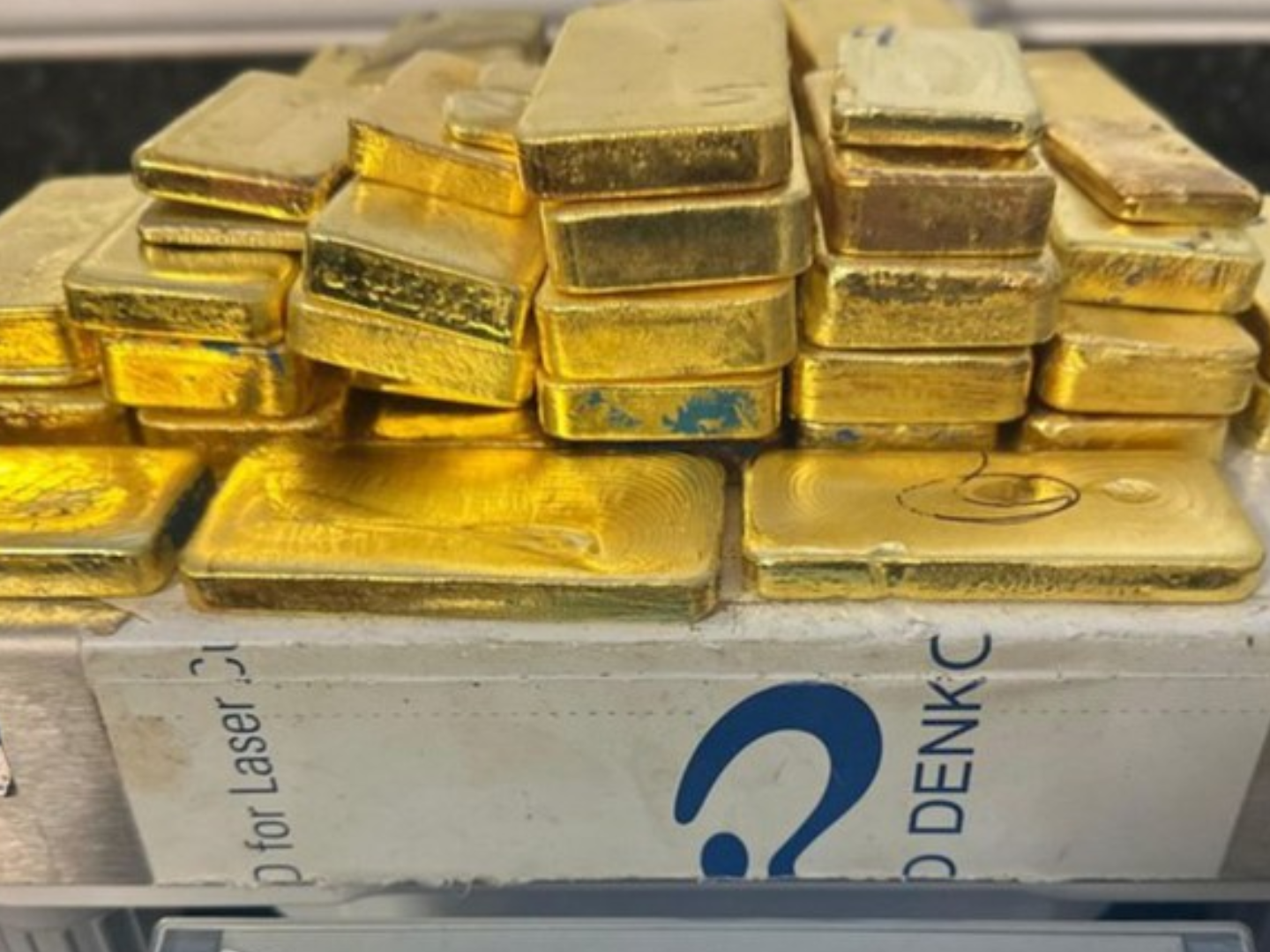 Avião particular identificado pela inteligência da Anac no Aeroporto Internacional de Boa Vista transportava 51 quilos de ouro, arma e munições, que foram apreendidos pela Polícia Federal