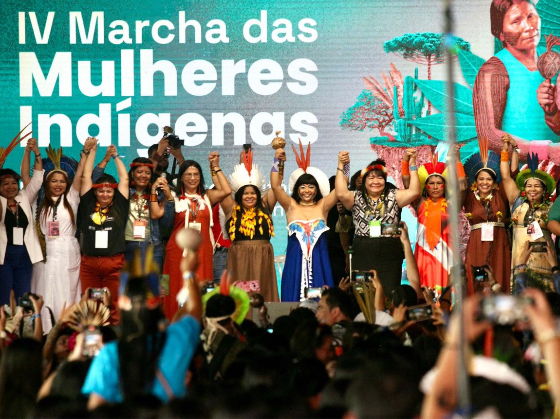 Entre os dias 4 e 8 de agosto, eventos reuniram cerca de cinco mil mulheres de mais de 100 povos na capital federal para debater políticas públicas e marchar em defesa de direitos territoriais e contra a violência