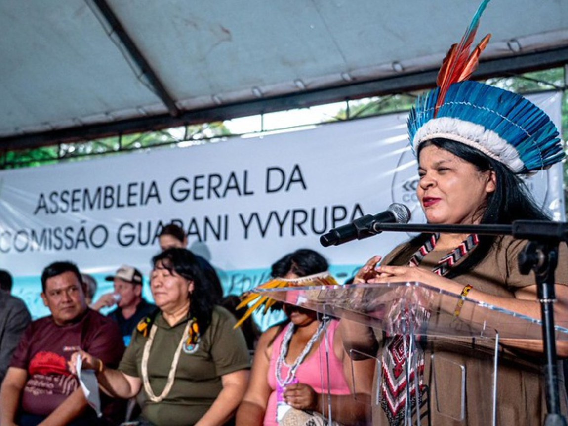 Acordo emergencial, assinado em março e homologado pelo STF, prevê compra de terras e serviços básicos após 50 anos de violações; primeiras famílias já ocupam áreas adquiridas