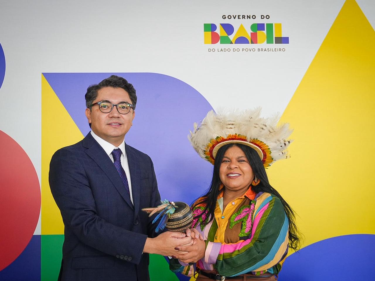 Eloyr Terena e Sonia Guajajara posam para foto ao lado um do outro.