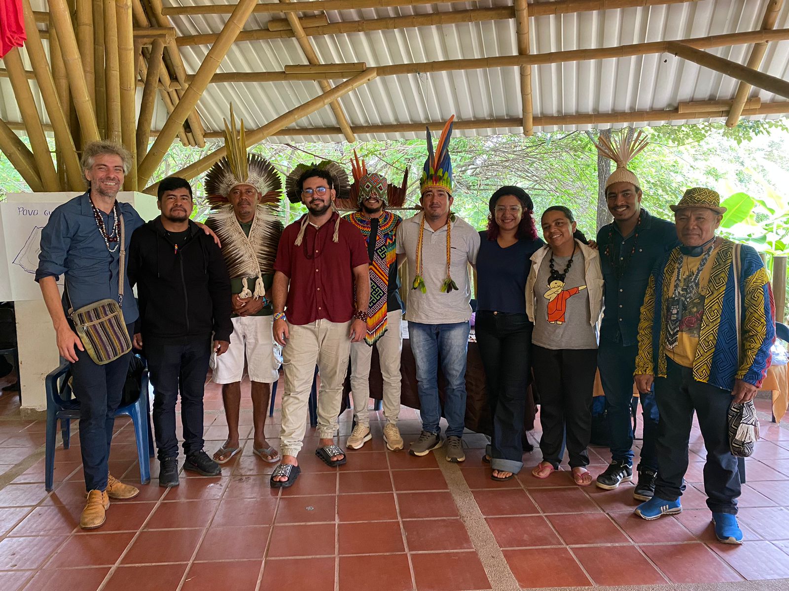 Comitiva do Ministérios dos Povos Indígenas em registro fotográfico com representantes indígenas da Colômbia