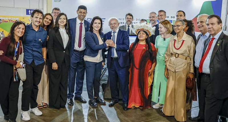 Presidente Lula posa para foto ao lado de ministros do governo