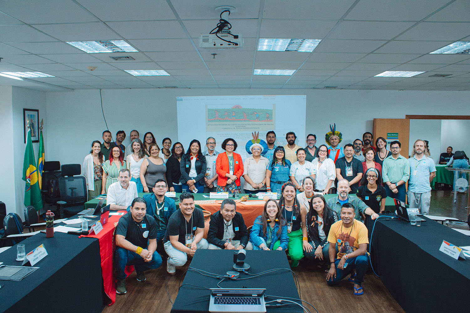 Comitê da PNGATI posa para foto em auditório na FUNAI