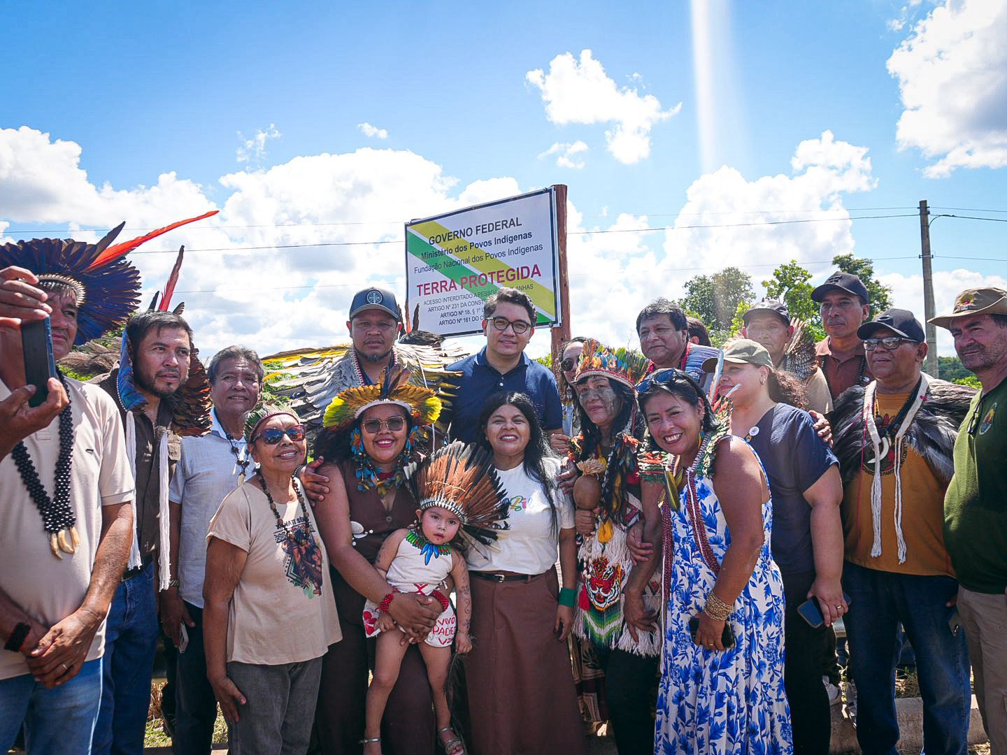Ministros dos Povos Indígenas, Eloy Terena, posa para fotografia com a ex-ministra, Sonia Guajajara, e indígenas embaixo de placa da FUNAI que demarca a Terra Indígena, Taunay Ipégue.