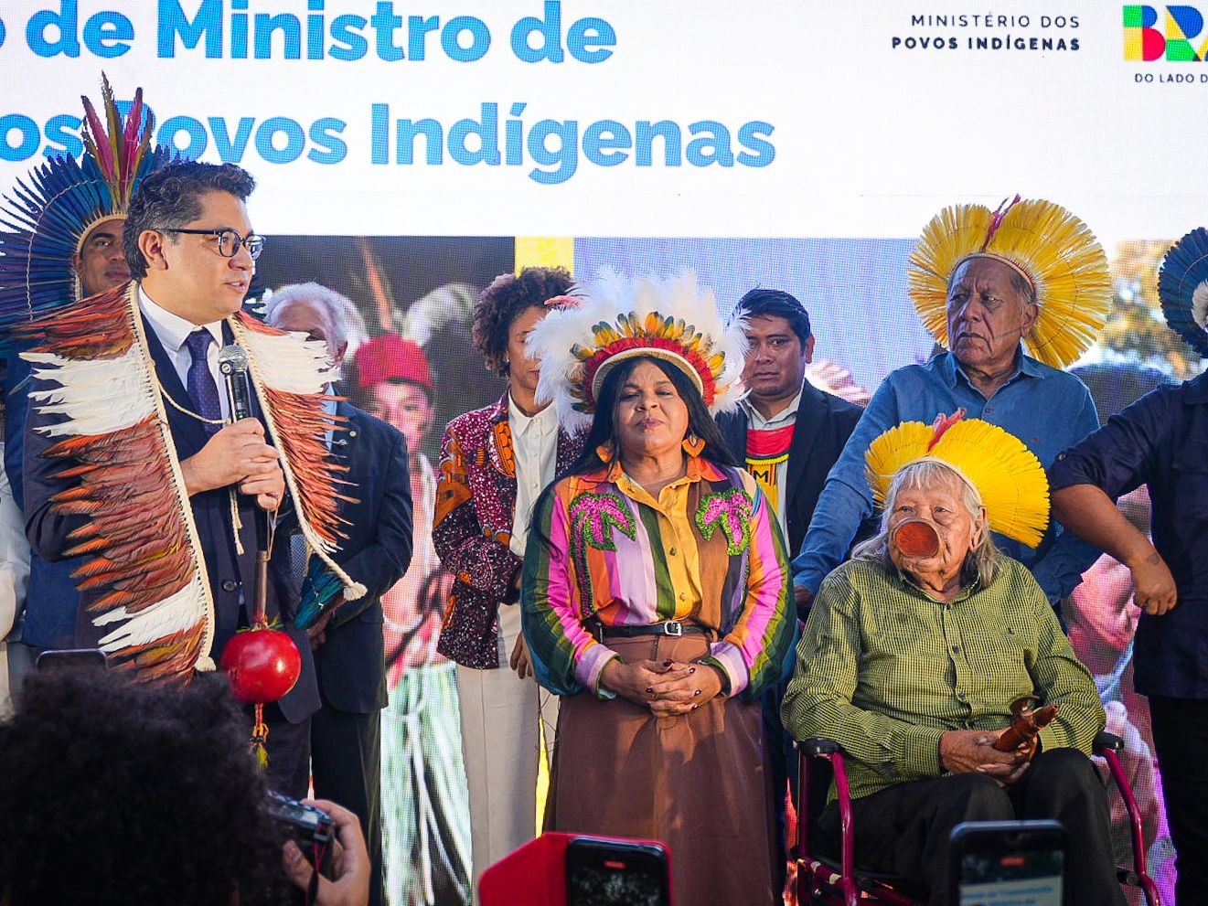 Da esquerda para a direita, Eloy Terena, Sonia Gujajara e Cacique Raoni posam para foto.