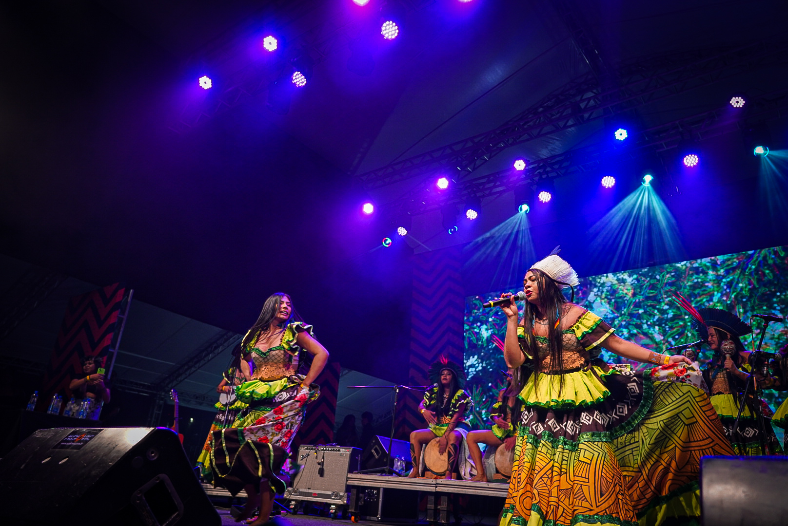 Mulheres indígenas realizam apresentação cultural em palco